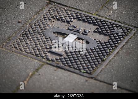 Berlin, Allemagne. 28th octobre 2022. La plaque de protection en fonte sur un chemin de pied pour le gaz. Crédit : Soeren Stache/dpa/Alay Live News Banque D'Images