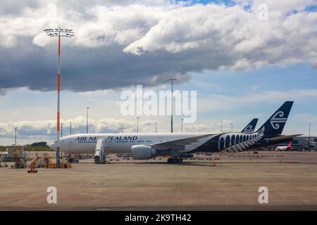 Un Boeing 777-319(ER) d'Air New Zealand, photographié à l'aéroport international d'Auckland, Auckland, Nouvelle-Zélande Banque D'Images