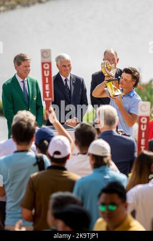 CHONBURI, THAÏLANDE - OCTOBRE 30 : Harrison Crowe, d'Australie, embrasse le trophée après le dernier tour du Championnat amateur Asie-Pacifique 2022 au Amata Spring Country Club on 30 octobre 2022 à CHONBURI, THAÏLANDE (photo de Peter van der Klooster/Alay Live News) crédit : peter Van der Klooster/Alay Live News Banque D'Images