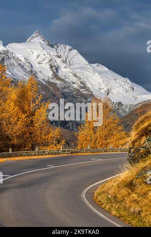 Vue à couper le souffle sur le sommet de Grossglockner, avec la route alpine de Grossglockner, mélèze jaune brillant Banque D'Images
