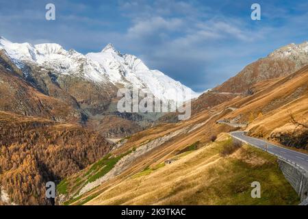 Vue à couper le souffle sur le sommet de Grossglockner, avec la route alpine de Grossglockner, mélèze jaune brillant Banque D'Images