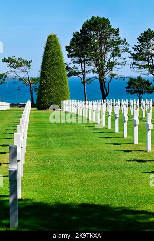 Colleville-sur-Mer. France. Le cimetière et mémorial américain de Normandie. Marqueurs de tombes au cimetière Banque D'Images