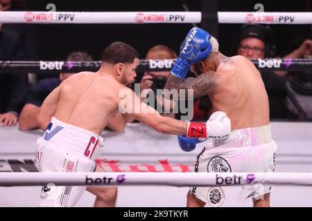 Glendale, Arizona, États-Unis. 29th octobre 2022. GLENDALE, AZ - OCTOBRE 29 : Alexandro Santiago et Antonio Nieves se rencontrent dans le ring de boxe pour leur combat de poids-de-la-mange lors de l'événement de PPV Paul vs Silva de Showtime à la Desert Diamond Arena sur 29 octobre 2022 à Glendale, Arizona, États-Unis. (Credit image: © Alejandro Salazar/PX Imagens via ZUMA Press Wire) Credit: ZUMA Press, Inc./Alay Live News Banque D'Images