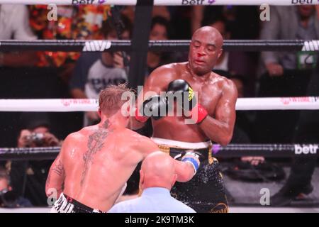 Glendale, Arizona, États-Unis. 29th octobre 2022. GLENDALE, AZ - 29 OCTOBRE : Jake Paul et Anderson Silva se rencontrent sur le ring de boxe pour leur combat de poids-croisière lors de l'événement PPV Paul vs Silva de Showtime au Desert Diamond Arena sur 29 octobre 2022 à Glendale, Arizona, États-Unis. (Credit image: © Alejandro Salazar/PX Imagens via ZUMA Press Wire) Credit: ZUMA Press, Inc./Alay Live News Banque D'Images