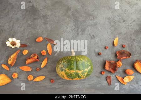 Citrouille fraîche avec Jack-o-lanterne naturel sur fond de béton pour Halloween Party concept. Banque D'Images