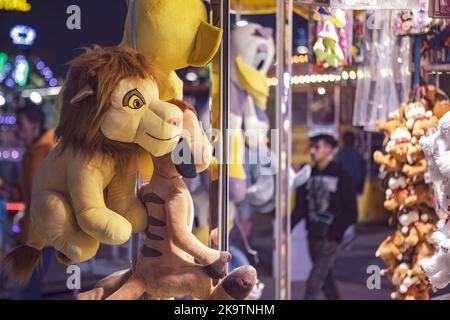 Détail de Peloches au salon de la funéraires. Animaux farcis au Funfair. Des ours en peluche et des animaux en peluche dans le cadre d'une foire de détente Banque D'Images