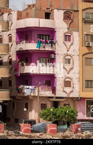 Bâtiments domestiques le long des rives du Nil avec le pont supérieur d'un bateau de croisière en premier plan, Egypte, Afrique Banque D'Images