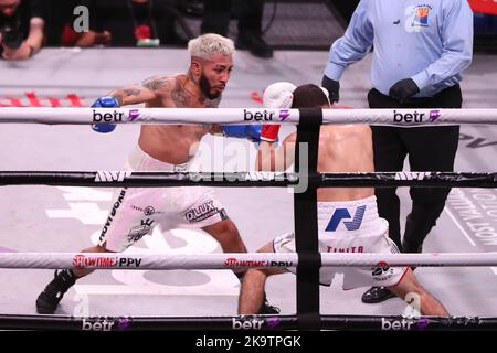 Glendale, Arizona, États-Unis. 29th octobre 2022. GLENDALE, AZ - OCTOBRE 29 : Alexandro Santiago et Antonio Nieves se rencontrent dans le ring de boxe pour leur combat de poids-de-la-mange lors de l'événement de PPV Paul vs Silva de Showtime à la Desert Diamond Arena sur 29 octobre 2022 à Glendale, Arizona, États-Unis. (Credit image: © Alejandro Salazar/PX Imagens via ZUMA Press Wire) Credit: ZUMA Press, Inc./Alay Live News Banque D'Images