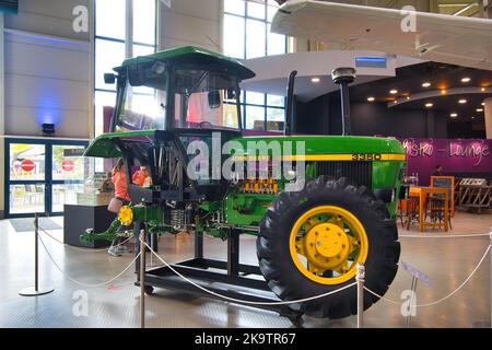 SPEYER, ALLEMAGNE - OCTOBRE 2022 : tracteur John Deere 3350 vert dans le Technikmuseum Speyer. Banque D'Images