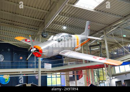 SPEYER, ALLEMAGNE - OCTOBRE 2022 : avion aérobique gris-argent orange PLIATUS P3 1956 1958 dans le Technikmuseum Speyer. Banque D'Images