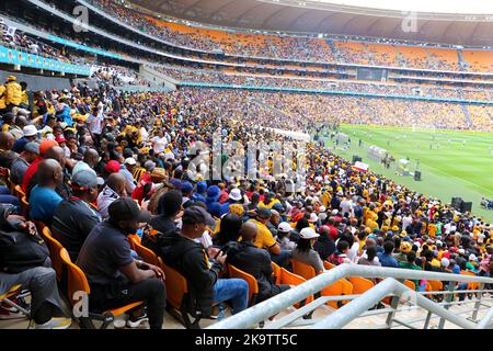 Soweto, Johannesburg, Afrique du Sud, 29 octobre 2022 : les foules envahit le stade FNB pour le Soweto Derby - Kaizer Chiefs versets Orlando Pirates Banque D'Images