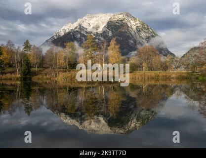 Mont Grimming se reflète dans le lac en automne, Trautenfels près de Liezen, Styrie, Autriche Banque D'Images