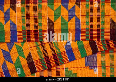 Tissu kente coloré tiré directement du dessus Banque D'Images