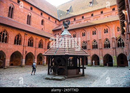 Cloître intérieur, patrimoine mondial de l'UNESCO, vue sur le château de Malbork, Malbork, Pologne Banque D'Images