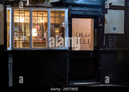 :Le pub Old Bell sur la rue Bell à Sawbridgeworth, une vue en soirée par la fenêtre avant du propriétaire servant Banque D'Images