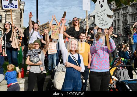 Mars des momies, une manifestation pour exiger une meilleure garde d'enfants, un congé parental et des policies de travail flexibles. Parliament Square, Westminster, Londres. ROYAUME-UNI Banque D'Images