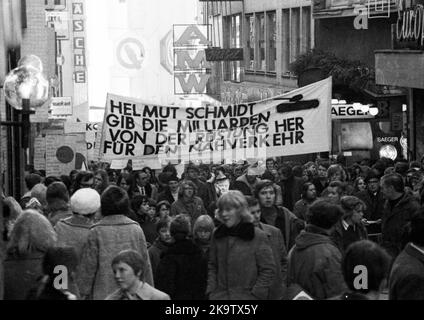 Environ 5000 personnes, pour la plupart des élèves et des étudiants, sont venues à Essen le 5 février 1972 pour manifester contre l'augmentation des tarifs. Une grande police Banque D'Images