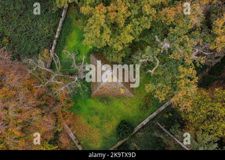 Holle, Allemagne. 30th octobre 2022. La pyramide du mausolée du Comte Ernst zu Münster de 1839 se dresse entre des arbres de couleur autocolée sur le sentier culturel de Laves dans le quartier de Hildesheim. Le tombeau a été conçu par Georg Ludwig Friedrich Laves, architecte du Royaume de Hanovre, comme une pyramide raide égyptienne. (Tourné avec un drone) Credit: Swen Pförtner/dpa/Alay Live News Banque D'Images