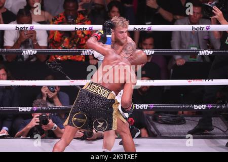 Glendale, Arizona, États-Unis. 29th octobre 2022. GLENDALE, AZ - 29 OCTOBRE : Jake Paul et Anderson Silva se rencontrent sur le ring de boxe pour leur combat de poids-croisière lors de l'événement PPV Paul vs Silva de Showtime au Desert Diamond Arena sur 29 octobre 2022 à Glendale, Arizona, États-Unis. (Credit image: © Alejandro Salazar/PX Imagens via ZUMA Press Wire) Credit: ZUMA Press, Inc./Alay Live News Banque D'Images