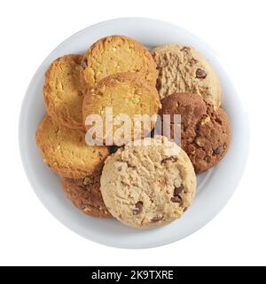 Divers cookies dans une plaque isolée sur un fond blanc, vue de dessus Banque D'Images