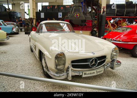 SPEYER, ALLEMAGNE - OCTOBRE 2022: Mercedes-Benz 300 SL W198 1957 cabrio roadster dans le Technikmuseum Speyer. Banque D'Images