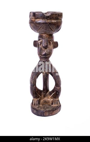 Figure masculine africaine en bois, isolée sur fond blanc avec espace pour la copie de texte. sculpture en bois d'un homme Banque D'Images