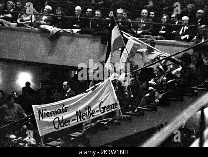 Action W une fondation du NPD radical de droite, ici lors d'un rassemblement contre la ratification des traités de l'est par le gouvernement FDP du SPD le 20 Banque D'Images