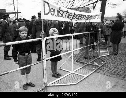 Action W une fondation du NPD radical de droite, ici lors d'un rassemblement contre la ratification des traités de l'est par le gouvernement FDP du SPD le 20 Banque D'Images