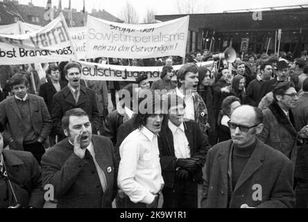 Action W une fondation du NPD radical de droite, ici lors d'un rassemblement contre la ratification des traités de l'est par le gouvernement FDP du SPD le 20 Banque D'Images