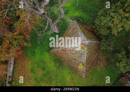 Holle, Allemagne. 30th octobre 2022. La pyramide du mausolée du Comte Ernst zu Münster de 1839 se dresse entre des arbres de couleur autocolée sur le sentier culturel de Laves dans le quartier de Hildesheim. Le tombeau a été conçu par Georg Ludwig Friedrich Laves, architecte du Royaume de Hanovre, comme une pyramide raide égyptienne. (Tourné avec un drone) Credit: Swen Pförtner/dpa/Alay Live News Banque D'Images