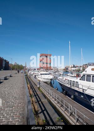Anvers, Belgique, 17 avril 2022, route piétonne à côté du port de plaisance d'Anvers au musée MAS Banque D'Images