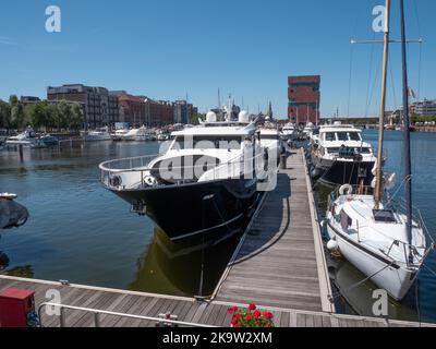 Anvers, Belgique, 24 juillet 2022, le port de plaisance d'Anvers avec des yachts de luxe amarrés et le musée MAS en arrière-plan Banque D'Images