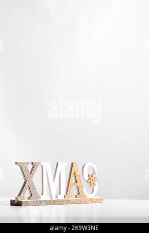 Mot en bois vintage 'Xmas' . Décorations du nouvel an dans un style rustique. Lettre en bois sur fond blanc. Banque D'Images