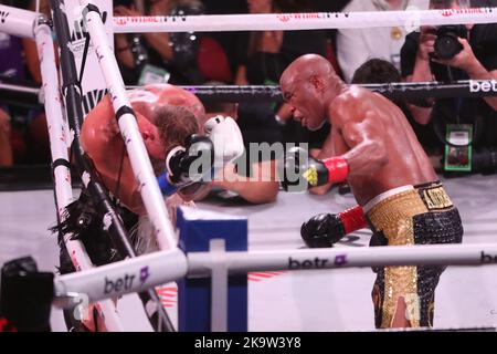 Glendale, Arizona, États-Unis. 29th octobre 2022. GLENDALE, AZ - 29 OCTOBRE : Jake Paul et Anderson Silva se rencontrent sur le ring de boxe pour leur combat de poids-croisière lors de l'événement PPV Paul vs Silva de Showtime au Desert Diamond Arena sur 29 octobre 2022 à Glendale, Arizona, États-Unis. (Credit image: © Alejandro Salazar/PX Imagens via ZUMA Press Wire) Credit: ZUMA Press, Inc./Alay Live News Banque D'Images