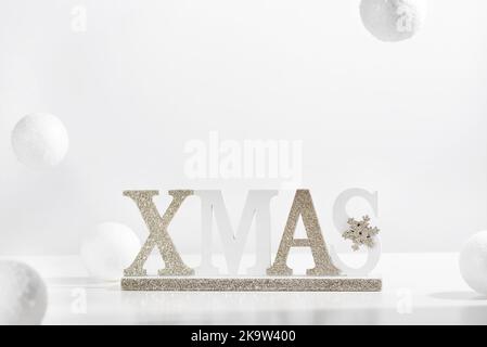 Mot en bois vintage 'Xmas' . Décorations du nouvel an dans un style rustique. Lettre en bois sur fond blanc. Banque D'Images
