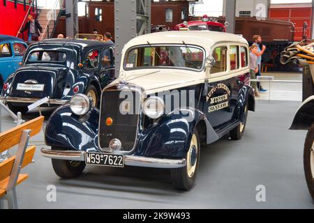 SPEYER, ALLEMAGNE - OCTOBRE 2022: Beige ivoire blanc bleu Mercedes-Benz W136 Type 170 1937 voiture rétro dans le Technikmuseum Speyer. Banque D'Images