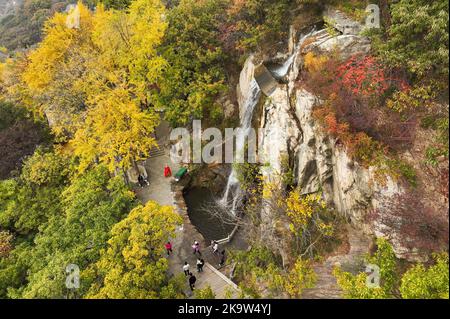 LIANYUNGANG, CHINE - 30 OCTOBRE 2022 - vue d'automne de la grotte de Shuilian dans le mont Huaguo, ville de Lianyungang, province de Jiangsu, Chine, 30 octobre 2022. Banque D'Images