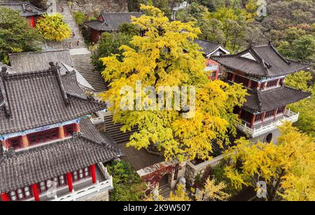 LIANYUNGANG, CHINE - 30 OCTOBRE 2022 - vue d'automne du palais Sanyuan à la montagne Huaguo, dans la ville de Lianyungang, province de Jiangsu, Chine, 30 octobre 2022. Banque D'Images