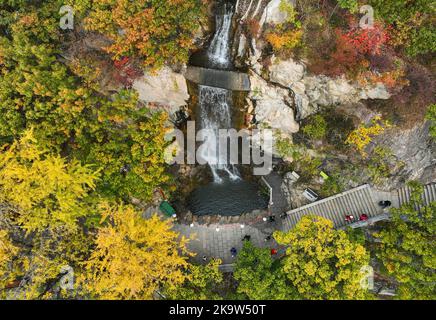 LIANYUNGANG, CHINE - 30 OCTOBRE 2022 - vue d'automne de la grotte de Shuilian dans le mont Huaguo, ville de Lianyungang, province de Jiangsu, Chine, 30 octobre 2022. Banque D'Images