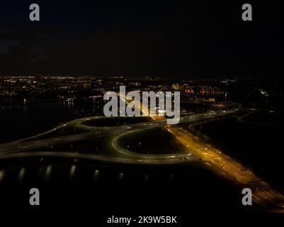 A10 circulation routière la nuit. Infrastructure autoroutière dans l'obscurité lumière du trafic dynamique en mouvement sur la route d'Amsterdam IJburg aux pays-Bas Banque D'Images