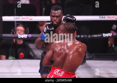 Glendale, Arizona, États-Unis. 29th octobre 2022. GLENDALE, AZ - 29 OCTOBRE : Urie Hall et le Veon Bell se rencontrent dans le ring de boxe pour leur combat de poids de croisière lors de l'événement Paul vs Silva de Showtime au Desert Diamond Arena sur 29 octobre 2022 à Glendale, Arizona, États-Unis. (Credit image: © Alejandro Salazar/PX Imagens via ZUMA Press Wire) Credit: ZUMA Press, Inc./Alay Live News Banque D'Images