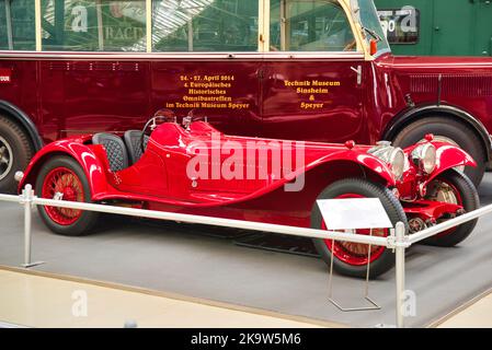 SPEYER, ALLEMAGNE - OCTOBRE 2022: Red Alfa-Romeo 8C 2300 Spider Corto mille Miglia 1932 cabrio roadster voiture rétro dans le Technikmuseum Speyer. Banque D'Images