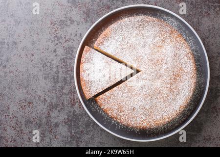 Gâteau au yaourt Yaourtopita délicieux dessert grec traditionnel dans une assiette sur une table. Vue horizontale du dessus Banque D'Images