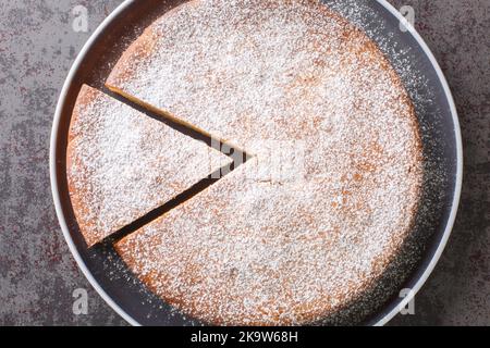 Morceau de gâteau grec traditionnel au yaourt Yaourtopita dans une assiette sur une table. Vue horizontale du dessus Banque D'Images