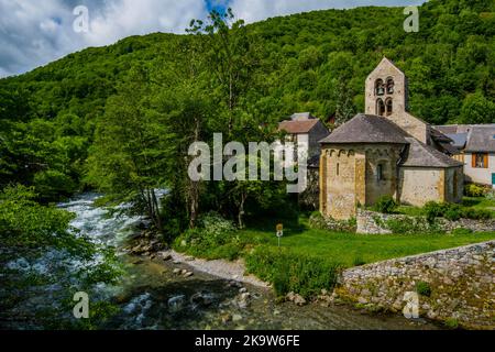 Vue sur la rivière Lez et le village de Bordes Uchentein dans les Pyrénées françaises (Ariège) Banque D'Images