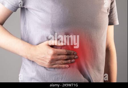 Notion de douleur et de maladie du foie. Problème, inflammation rouge dans la zone abdominale. Maladie chronique, cirrhose. Photo de haute qualité Banque D'Images