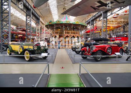 SPEYER, ALLEMAGNE - OCTOBRE 2022: Vert jaune 1928 Rolls-Royce 40 50 HP Phantom I 1929 Grand Gatsby et rouge Mercedes-Benz 24 110 160 PS Typ 630 K cabri Banque D'Images