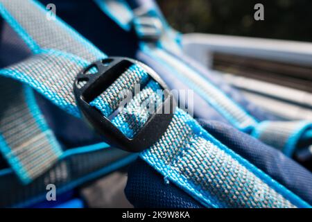 Boucle bleue fastex , réglage de la longueur sur sac ou sac à dos, attaches pour bracelet de corde de para. Uttarakhand Inde Banque D'Images