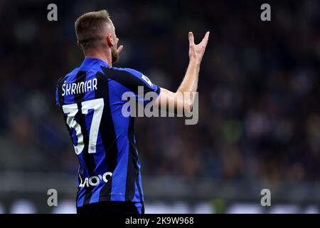 Milan Skriniar du FC Internazionale gestes pendant la série Un match de football entre le FC Internazionale et UC Sampdoria au Stadio Giuseppe Meazza sur 29 octobre 2022 à Milan Italie . Credit: Marco Canoniero / Alamy Live News Banque D'Images