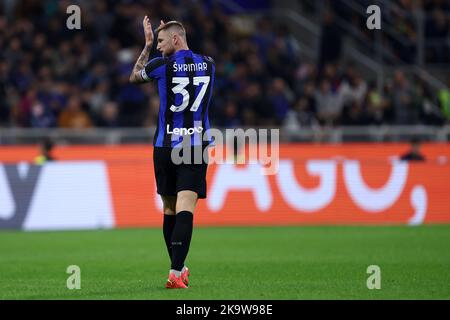 Milan Skriniar du FC Internazionale gestes pendant la série Un match de football entre le FC Internazionale et UC Sampdoria au Stadio Giuseppe Meazza sur 29 octobre 2022 à Milan Italie . Credit: Marco Canoniero / Alamy Live News Banque D'Images